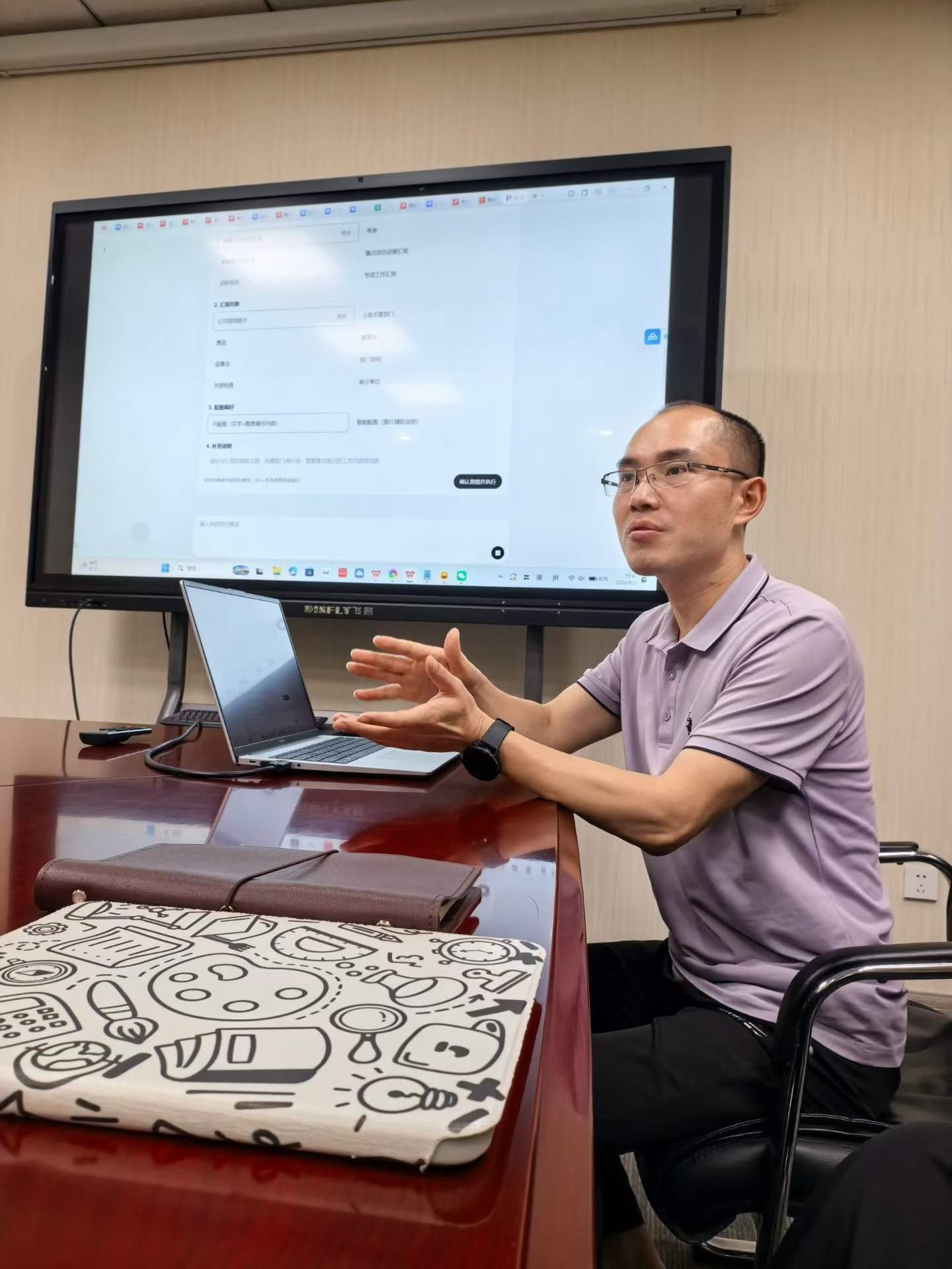 讲师在会议室逐组讲解 Agent 搭建方法