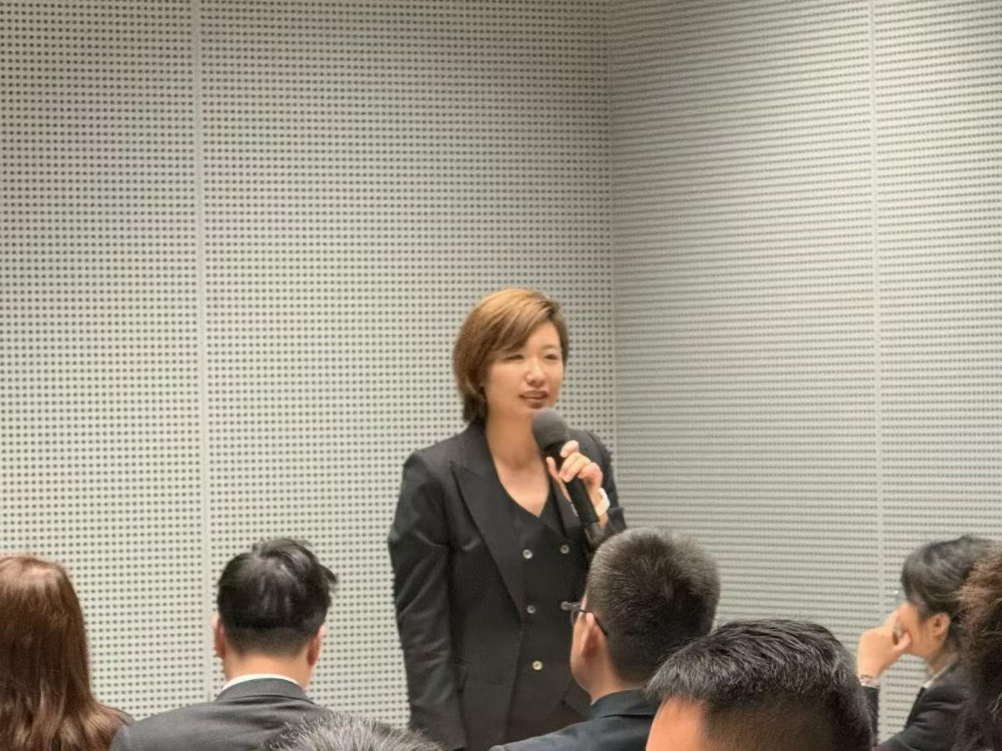 栗子老师在活动现场与学员交流