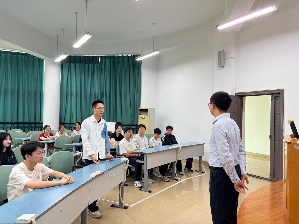 张财华与 2026 级本科人工智能创新班学生交流